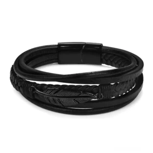 Schwarzes Leder Gothic Armband mit mattschwarzem magnetischem Hakenverschluss und Federcharme, Draufsicht Flat-Lay-Perspektive auf weißem Hintergrund