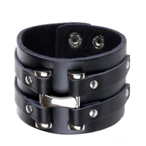 Schwarzes geflochtenes Leder-Gothic-Armband mit Doppelriemen und silbermen Metallbeschlägen in Frontalansicht – flache Studiolage auf weißem Hintergrund mit Details der Handarbeit