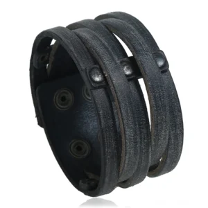 Schwarzes verwittertes Leder-Gothic-Armband mit Metallnieten und Nieten - Vorderansicht-Detailaufnahme zeigt präzise Nietenplatzierung und breites Lederdesign des Punk-Rock-Schmucks