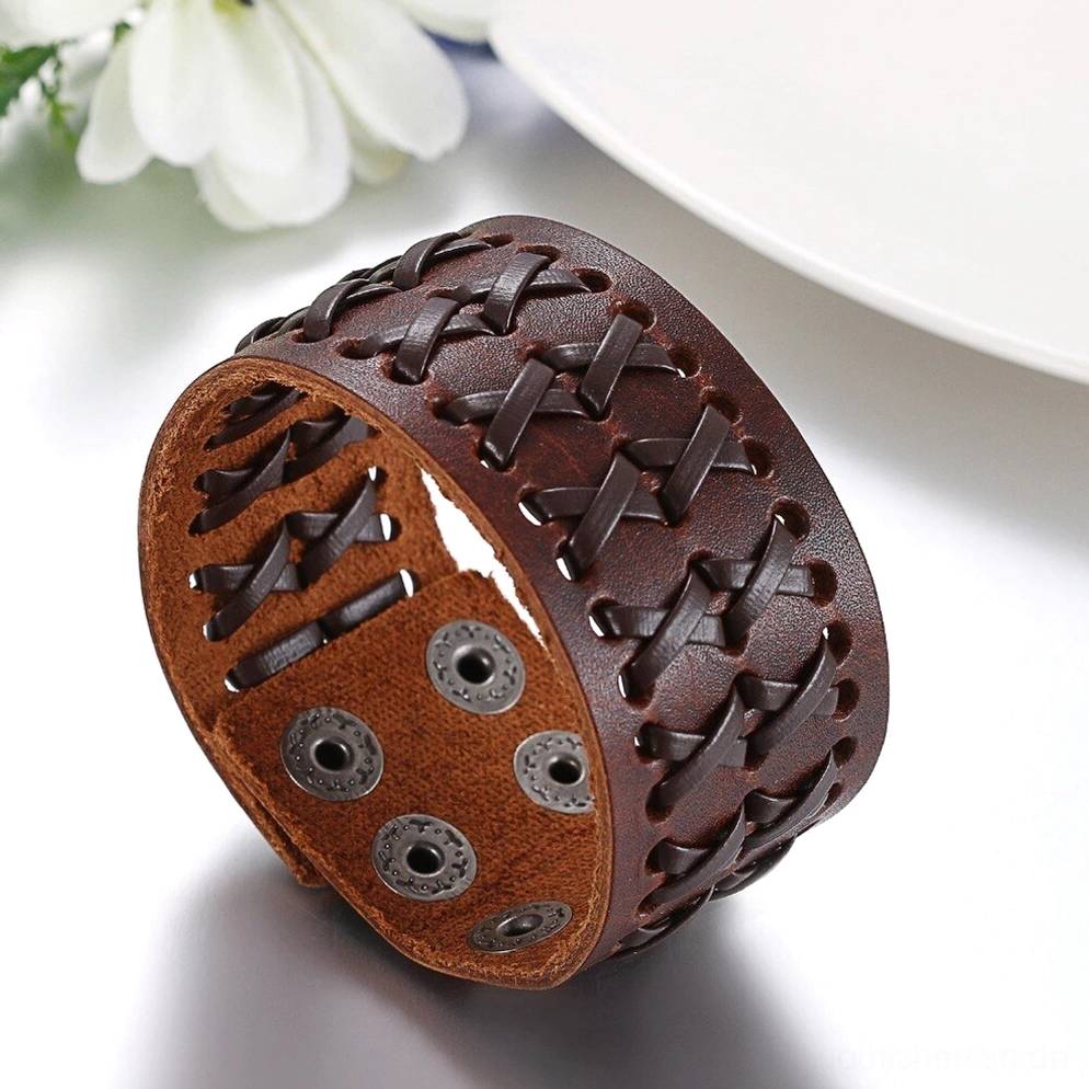 Schwarzes geflochtenes Leder Gothic Armband Schrägansicht mit Material Qualität und Konstruktionsdetails, echtes Leder Handwerk