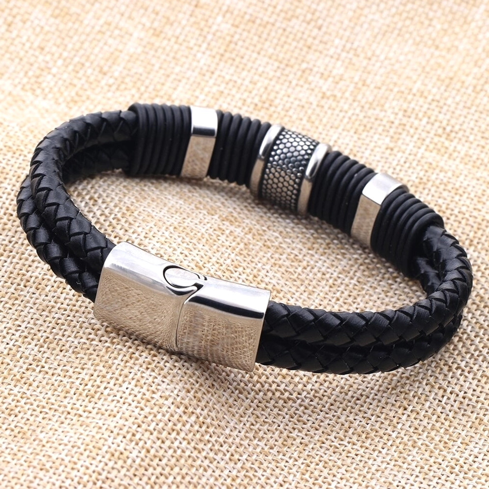 Nahaufnahme des geflochtenen schwarzen Leder-Gothic-Armbands mit magnetischem Toggle-Verschluss und strukturiertem Metall-Hardware Detail