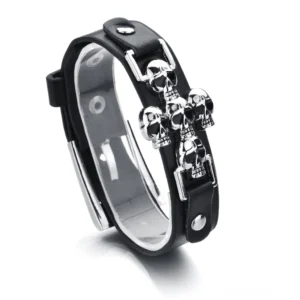 Schwarzes Leder Gothic Armband mit silbernem Totenkopf-Ornament und verstellbarem Umlegverschluss in Studio-Aufnahme von der Seite