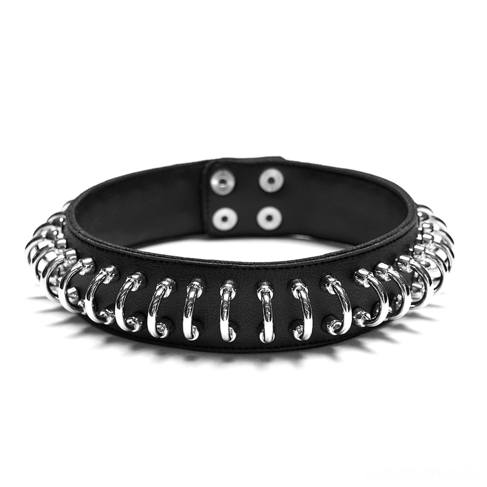 Produktansicht von oben schwarzes Lederhalsband Gothic mit verstellbarem Druckknopfmechanismus und Silberring-Gliedern in Flachaufnahme