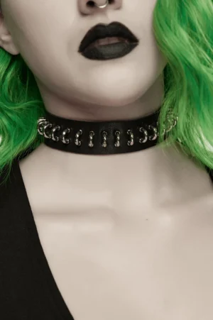 Gothic schwarzes Lederhalsband mit doppelreihigen Silberringen, Nahaufnahme am Hals getragen, Alternative Styling mit grünen Haaren