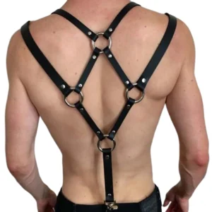Schwarzes PU-Leder-Harness für Männer mit Kreuzbändern und silbernen Metallringen, Rückenansicht auf muskulösem männlichem Modell, Gothic Ledergeschirr