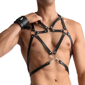 Schwarzes PU-Leder Harness für Herren mit Pentagramm Metallringen und überkreuzten Ledergurten, Frontansicht auf muskulösem Model mit abgestimmten Leder-Armmanschetten