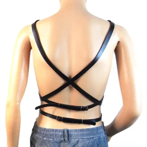 Rückansicht des schwarzen Leder-Harness mit charakteristischem Kreuzriemen-Design auf den Schultern, verstellbare Taillenriemen und Schnallen, Kunstleder-Material mit matte Oberfläche