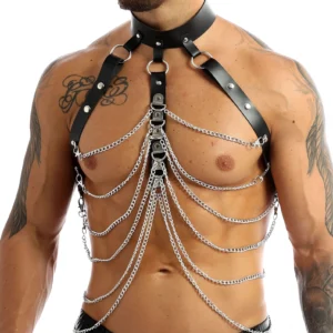 Schwarzes PU-Leder Männer-Brust-Harness mit Silberketten und Metall-Nieten – Nahaufnahme Frontansicht auf tätowiertem männlichem Modell