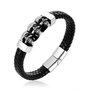 Schwarzes geflochtenes Leder Schädel-Armband für Herren mit drei versilberten Schädel-Anhängern und Magnetverschluss in Vorderansicht auf weißem Hintergrund