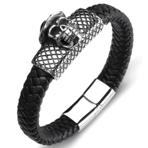 Schwarzes gewebtes Leder Schädel Armband mit silbernem Magnetverschluss, Ansicht von oben auf weißem Hintergrund mit feiner Gitterstruktur und silbernem Schädel-Charm mit Zylinderhut