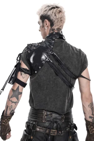 Rückansicht des schwarzen Gothic-Schulter-Harness mit asymmetrischem Riemen-Design und Nieten-Verzierungen auf tätowiertem Modell