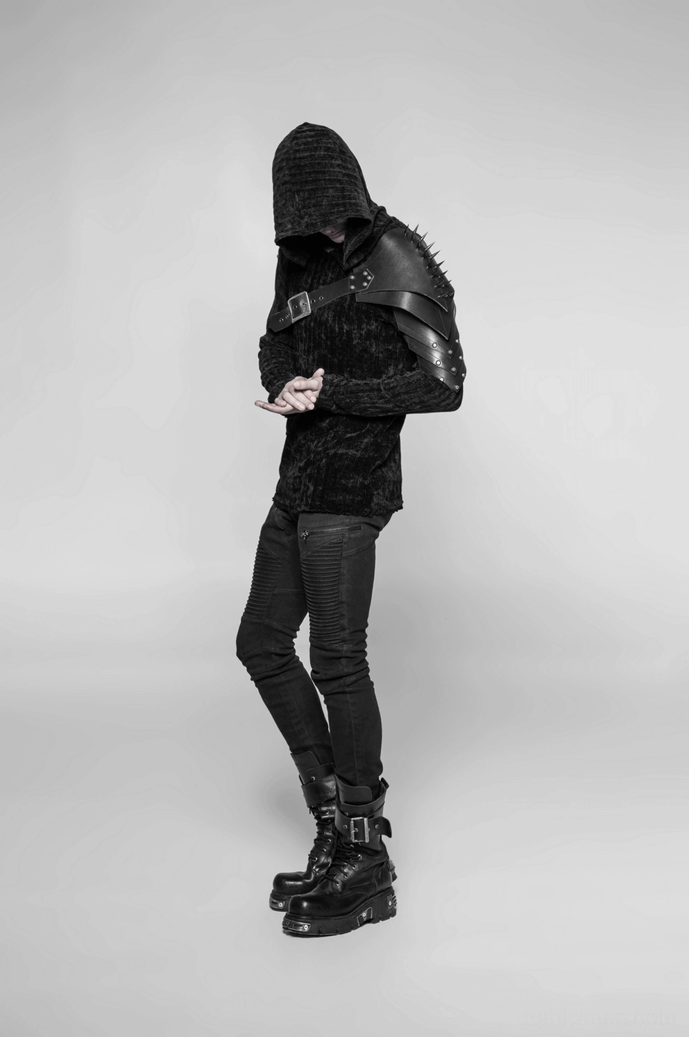 Komplette Produktaufnahme des schwarzen Leder-Spike-Schulter-Harness mit vollständigem Schnallensystem und symmetrischer Spike-Platzierung