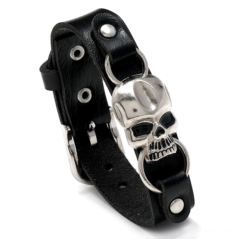 Schwarzes Leder Totenkopf Manschettenarmband mit antiker silberner Metallhardware, detaillierte 3/4 Nahaufnahme auf weißem Hintergrund, Gothic Punk Statement Schmuck