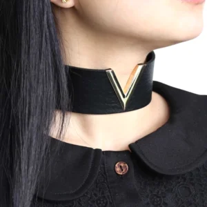 Modell trägt schwarzes Leder V-Choker mit Gold Akzent am Hals – Gothic Punk Halsband Styling am Modell