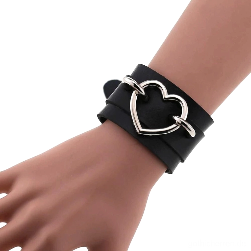 Schwarzes doppellagiges Lederherz-Armband mit hohler Eisenherz-Schnalle an Schaufensterpuppe Handgelenk, seitliche Nahaufnahme, Gothic Lederarmband