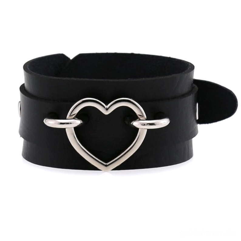 Schwarzes doppellagiges Lederherz-Armband mit silberner Herz-Metallverzierung und verstellbarem Verschluss, Flachaufnahme Vorderansicht, Gothic Ledermanschette