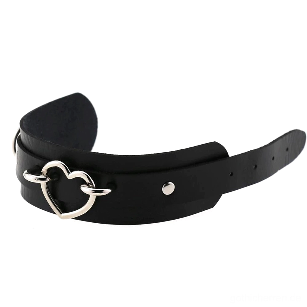 Schwarzes einlagiges Lederherz-Armband mit kleiner silberner hohler Herz-Schnalle, seitliche Ansicht mit verstellbaren Verschlusslöchern, Gothic Ledermanschette