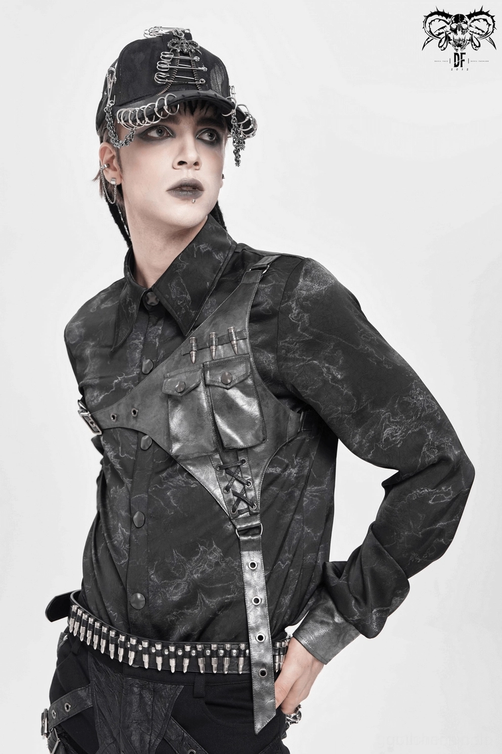 Industrial-Stil PU-Harness-Gurt auf schwarzem marmoriertem Gothic Herrenhemd