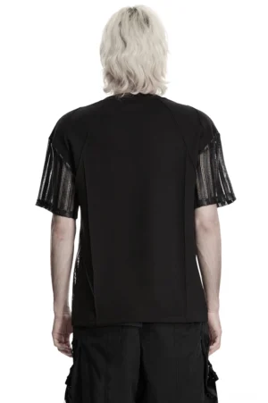 Schwarzes Taktik-Gothic-Mesh-Shirt Rückansicht auf männlichem Model mit vollflächigem schwarzem Rückenpanel und gestreiften Mesh-Kurzärmeln, gotische Mode