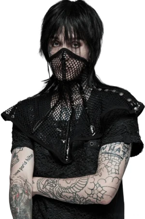 Schwarzes Mesh-Gothic-Halsband mit strukturierten Schulterpads, getragen von männlichem Modell mit Tätowierungen, frontale Ansicht auf neutralem Studiohintergrund, gotische Neckwear mit hohem Kragen