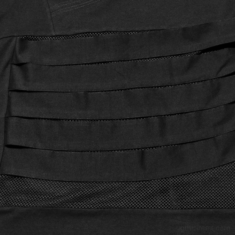 Schwarzes Mesh-Gothic-Kapuzen-T-Shirt Mesh-Schichtung Nahaufnahme mit sichtbaren Stoffstreifen durch Mesh-Paneele, dimensionale Tiefe