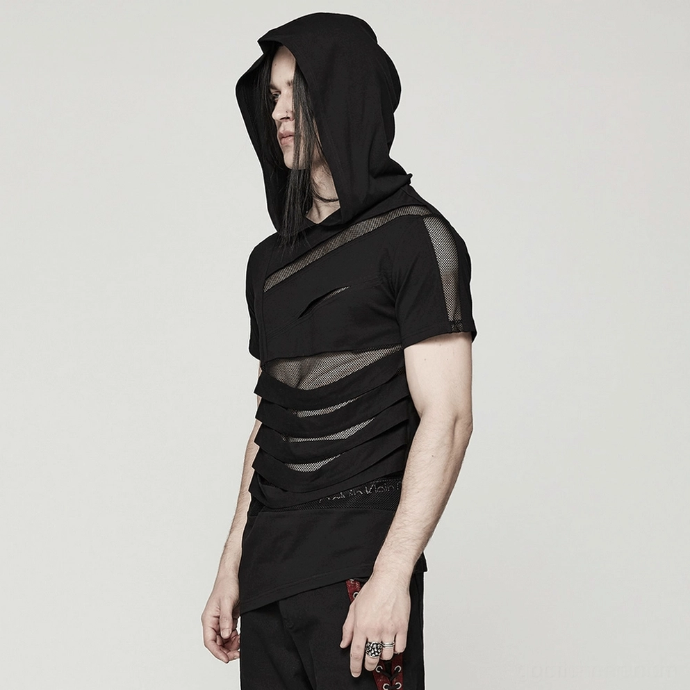 Schwarzes Mesh-Gothic-Kapuzen-T-Shirt Modell trägt Shirt mit Alternative Fashion Styling, Kettenccessoires und Gothic Ästhetik im Studio