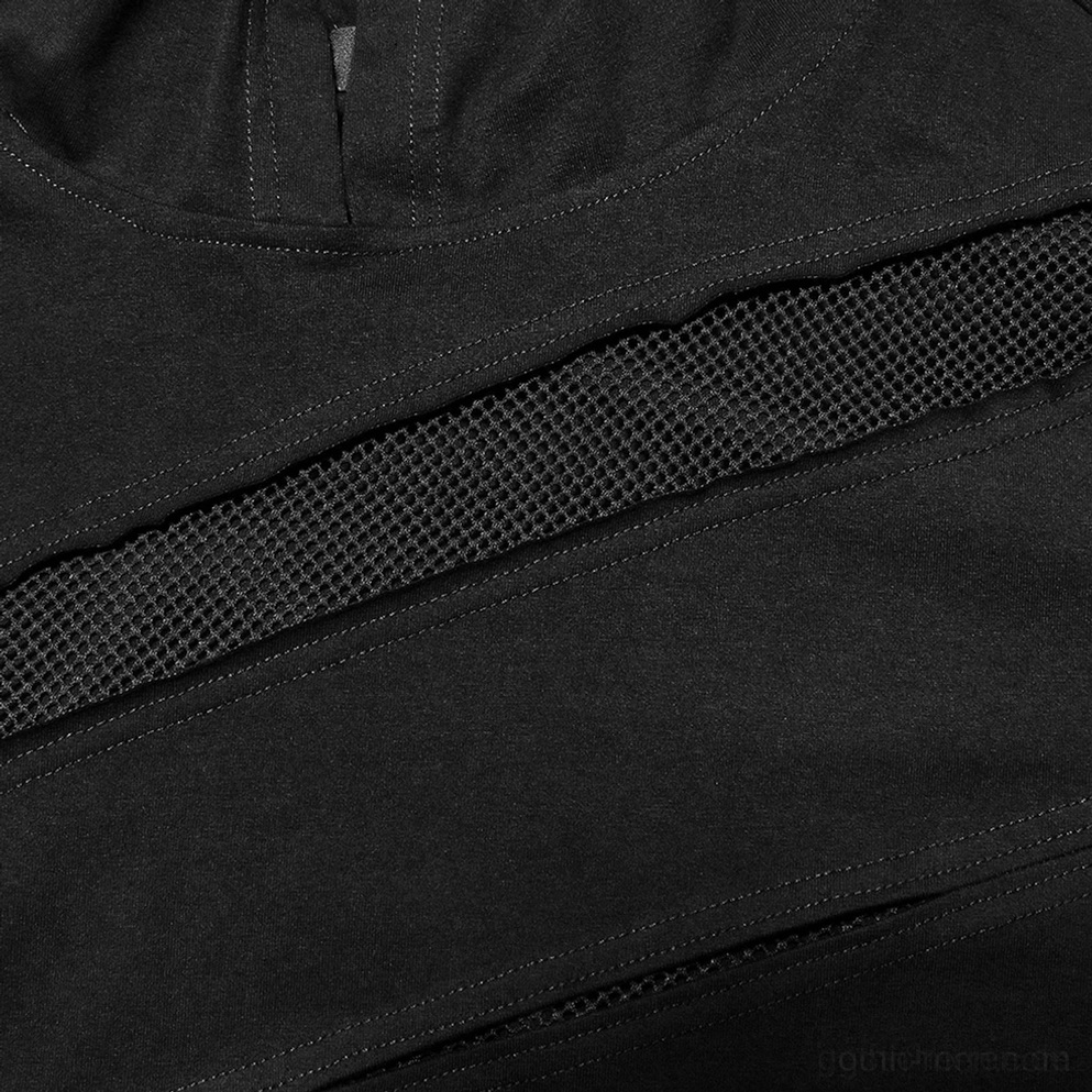 Schwarzes Mesh-Gothic-Kapuzen-T-Shirt Naht-Detail Nahaufnahme mit verstärkten Stichen auf Mesh-Splicing, Premium-Verarbeitungsqualität