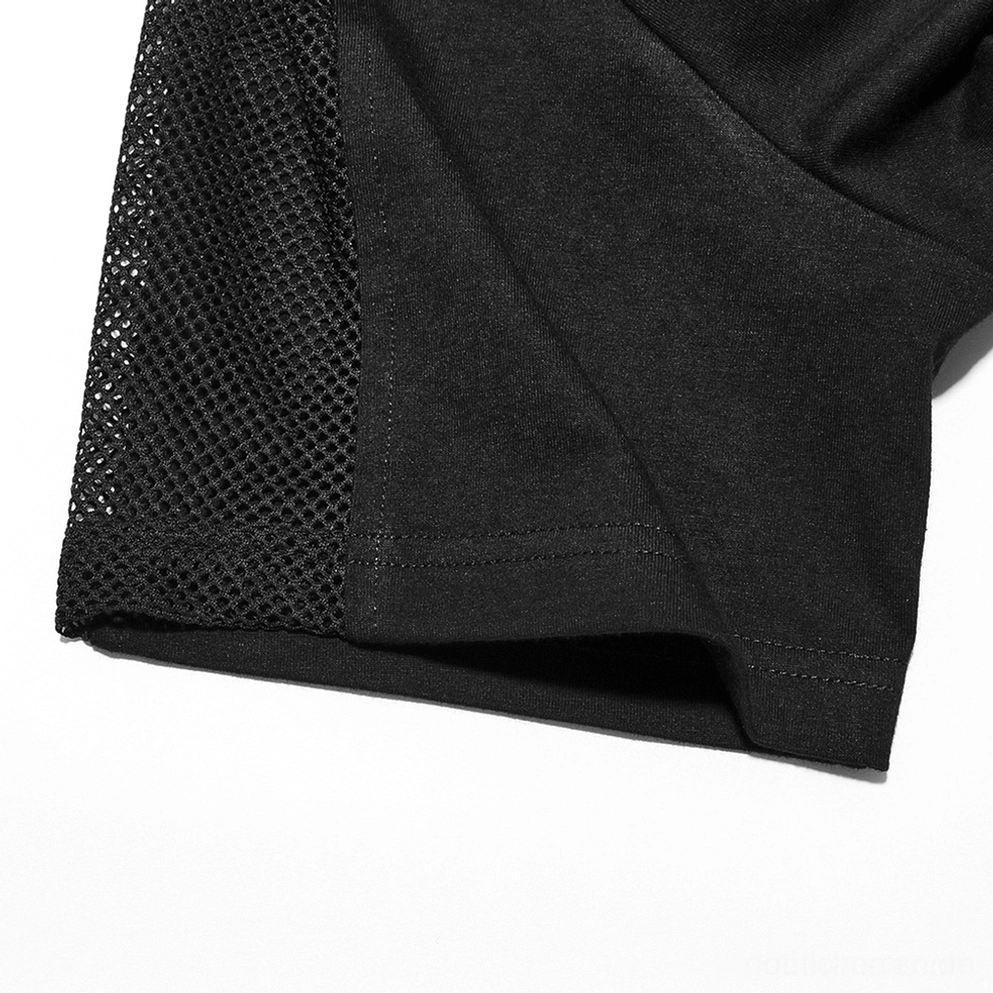 Schwarzes Mesh-Gothic-Kapuzen-T-Shirt Stoff-Textur Nahaufnahme, Jersey und Mesh-Splicing-Verbindungsstelle mit präziser Verarbeitung