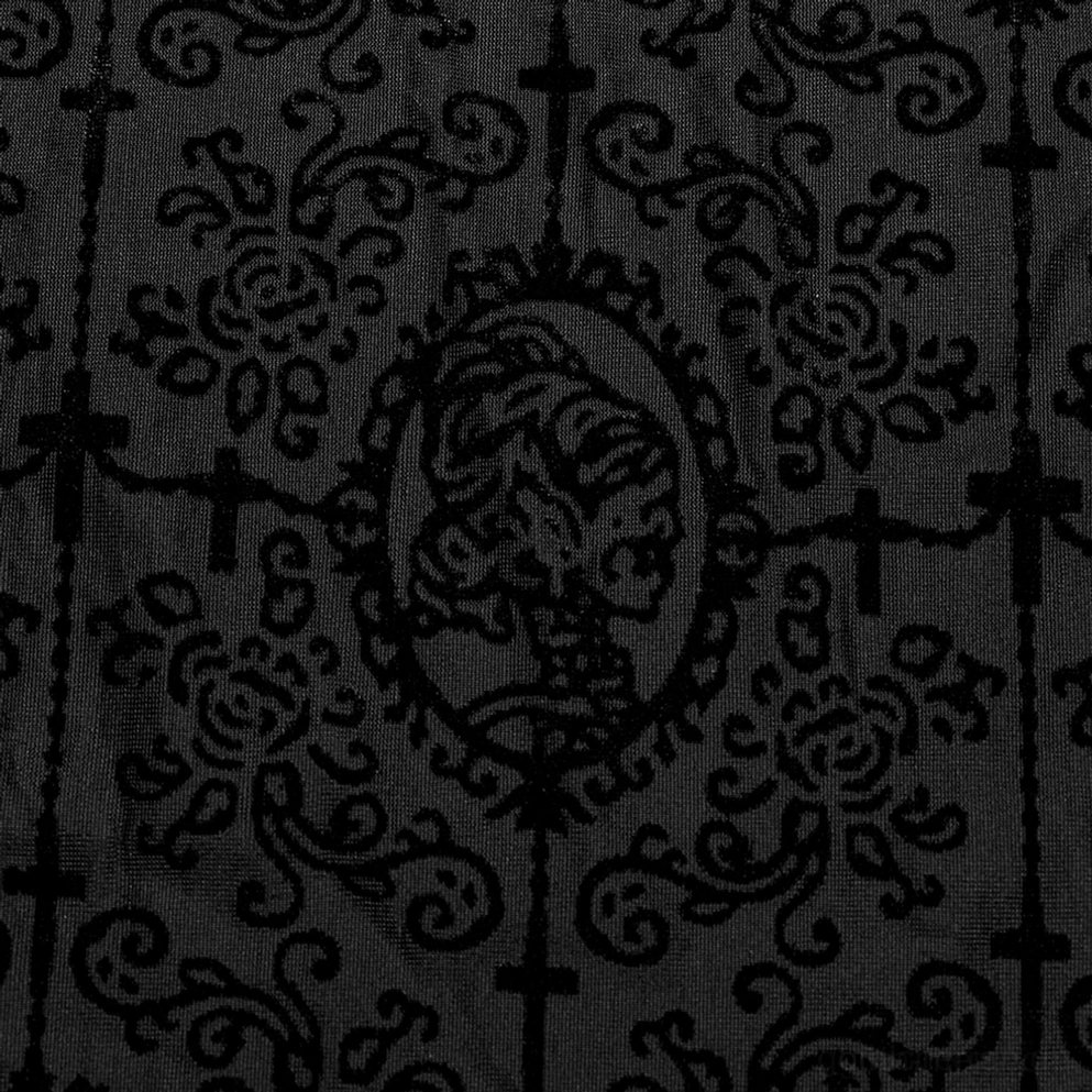 Stoff-Nahaufnahme des schwarzen durchsichtigen Mesh mit geflock Kreuz- und Totenkopf-Medaillon-Motiven in dunkler Druckqualität