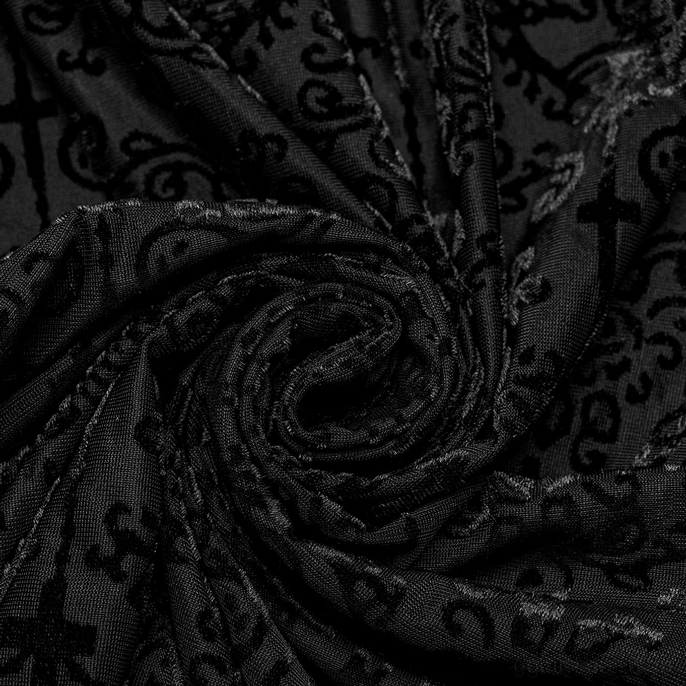 Drapierte Stoff-Detail des schwarzen Mesh Tanks zeigt weiche Drapierung und subtile geflock Kreuz-Muster auf leichtem durchsichtigem Material