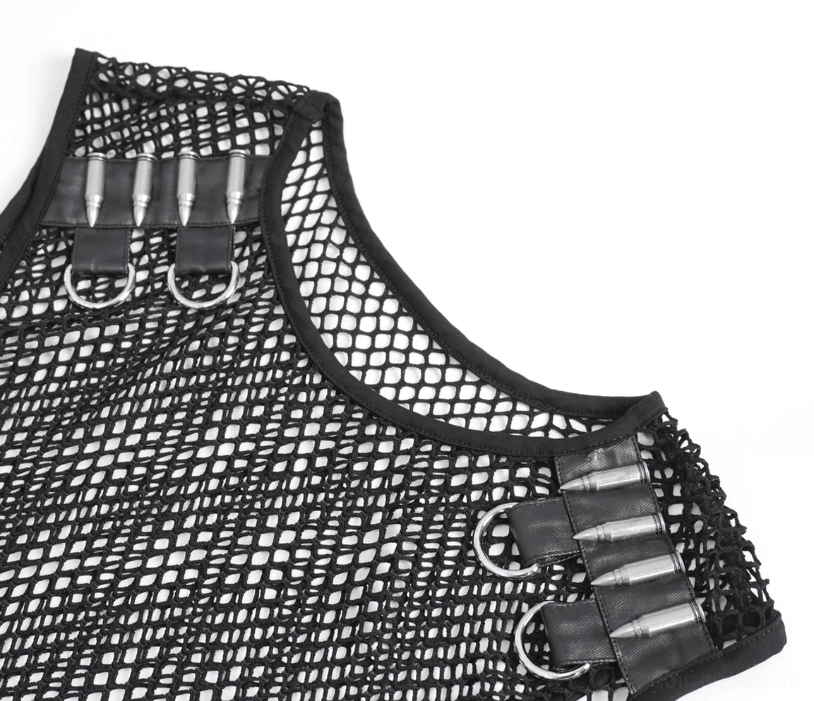 Nahaufnahme der dualen D-Ring Schulterverschlüsse mit polierten metallischen Bullet-förmigen Stud-Akzenten am Gothic-Muskelshirt