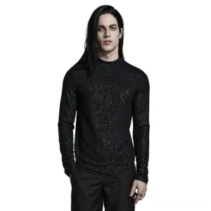 Schwarzes Paisley Jacquard Mock-Neck Gothic Slim Shirt Vorderansicht auf männlichem Modell mit langem dunklem Haar und schlanker Passform