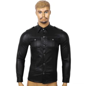 Schwarzes Patent Leder Gothic Hemd Vorderansicht auf männlichem Mannequin – Slim Fit Langarm Knopf-Hemd mit Nass-Leder-Finish, silberne Druckknöpfe, strukturierte Schultern