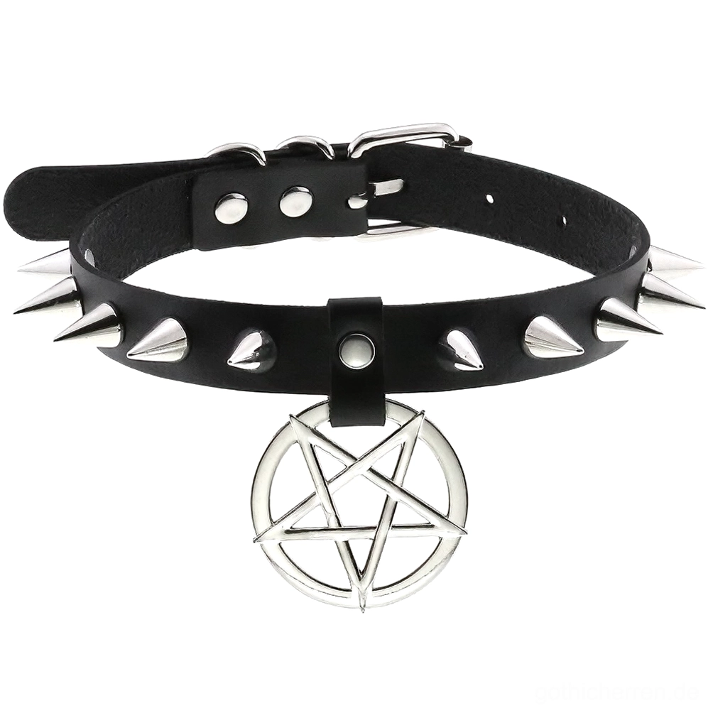 Schwarzes Spike Pentagram Leder Choker mit silbernen Metallnieten, vordere Schrägansicht auf weißem Hintergrund – Gothic Halsband mit okkulten Elementen