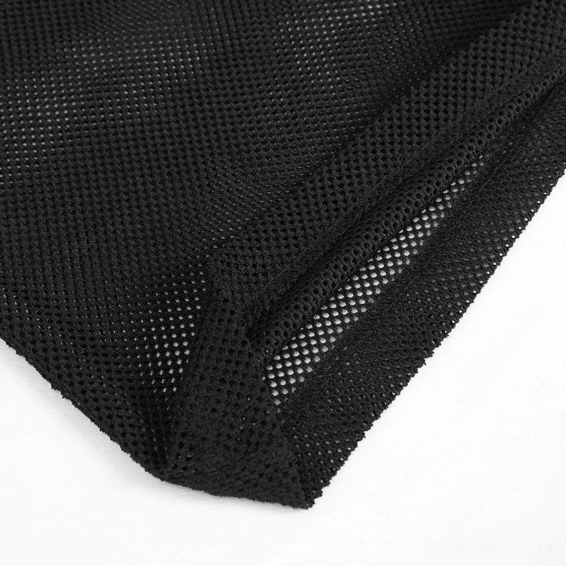 Schwarzes Polyamid Mesh Stoff Nahaufnahme – zeigt dichtes perforiertes Strickgewebe, atmungsaktive Weave-Struktur und transparente Beschaffenheit des Muskelshirt-Materials