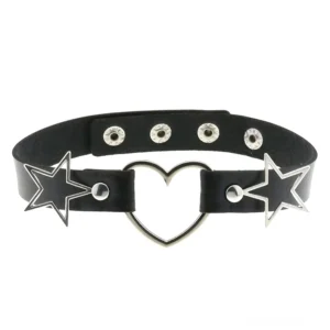 Schwarzes Leder Choker Halsband Flatlay mit hohlem Herz-Mittelpendant, flankierenden silbernen Sternen und verstellbaren Druckknöpfen für Gothic Accessoires