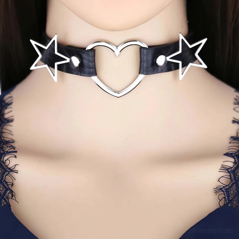 Schwarzes PU-Leder Gothic Choker Halsband mit silbernem Herz-Pendant und Stern-Akzenten, getragen von Model mit Details des Metallwerks und verstellbarer Passform