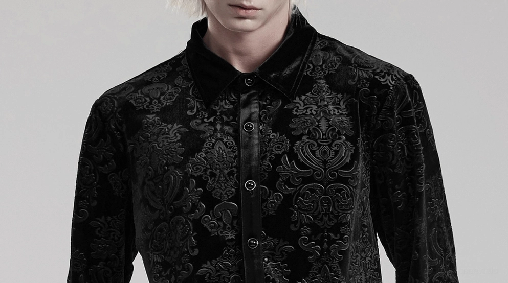 Schwarzes Samt-Damast Gothic Hemd Torso-Detail auf Modell - detaillierte Ansicht der geprägten florale Samttextur und Knopfleiste