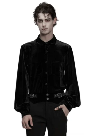 Schwarzes Samt-Gothic-Hemd für Herren mit Laternärmeln, Frontansicht auf Model mit Perlenknöpfen und taillierter Silhouette