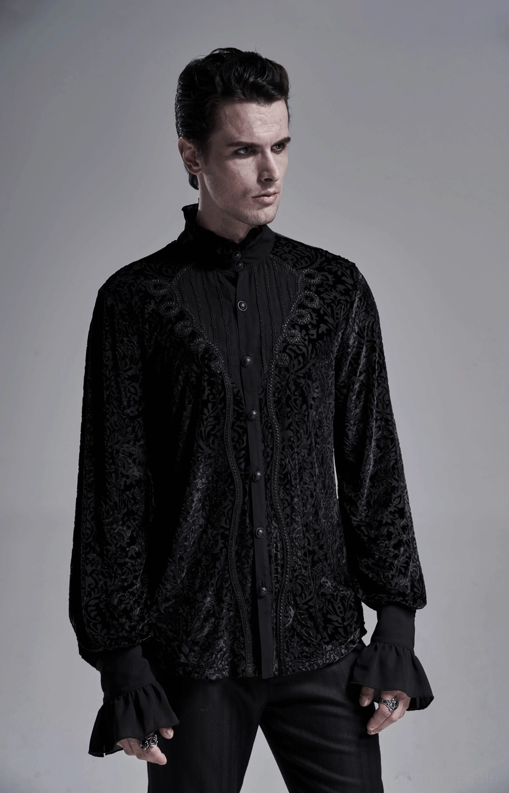 Schwarzes Samt-Gothic Hemd Styling-Detail, Damast-Muster-Nahaufnahme, laser-gravierte gothic Fashion-Schnürung