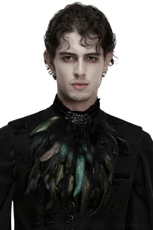 Schwarzes Samt-Gotik-Halsband mit ornamentaler Metall-Brosche und irisierenden Federn – Nahaufnahme Frontalansicht Studio