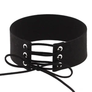 Schwarzes Velourssamt Halsband mit Schnürung und Metall-Ösen, Frontansicht Flat-Lay gothic choker