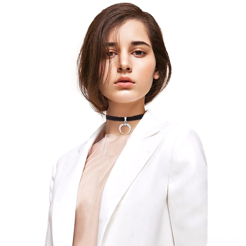 Frau trägt schwarzes Samtchoker mit silbernem Mondhalbmond über weißer Blazer – gotisches Halsband Styling am Modell Studioaufnahme