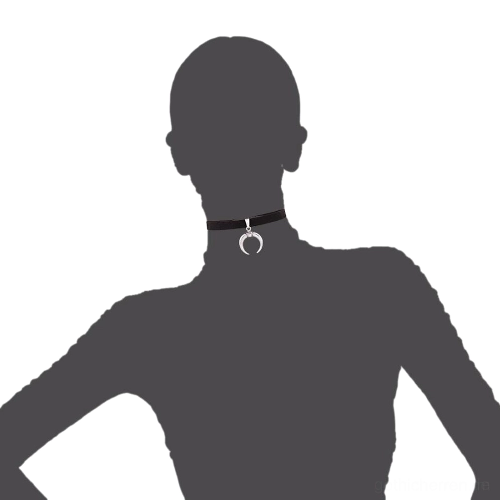 Schwarzes Samtchoker auf Schaufensterpuppe mit sicherer Anhängerbefestigung und korrekter Passform – gotisches Mondhalbmond-Halsband Display