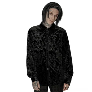 Schwarzes Samtvelours-Gothic-Hemd Frontansicht mit tätowiertem männlichem Model, präsentation von Kreuzförmigen Druckknöpfen und Damastprägung-Textur