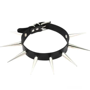 Schwarzes Leder Spike Choker Halsband Flachaufnahme Vorderansicht auf weißem Hintergrund, verstellbare Schnalle und Metallspike-Nieten klar sichtbar, Gothic Punk Accessoire
