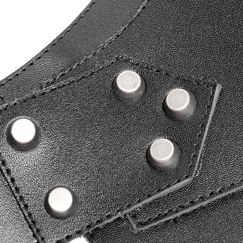 Makroaufnahme des Schulter-Harness mit Metallspike-Stiften, Härtung und präzisen Steppnähten in hochauflösender Detail