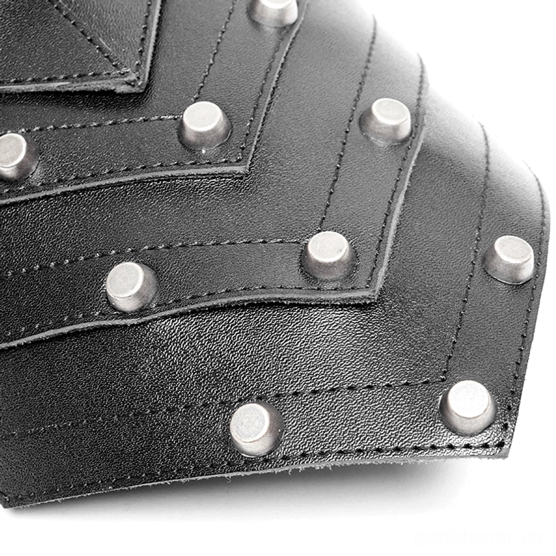 Detailaufnahme des schwarzen Leder-Spike-Schulter-Harness mit silberfarbenen runden Nieten, präzisen Steppnähten und Handwerkskonstruktion