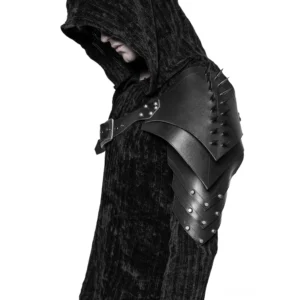 Schwarzes Spike Schulter-Harness in Seitenprofilansicht auf Model, zeigt geschichtete Rüstungsplättchen, Metallnieten und detaillierte Lederkonstruktion