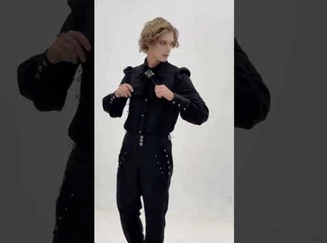 Gotisches formales schwarzes Spitzenbistumshemd mit Kragenbrosche auf männlichem Modell – taillierte gotische Eleganz und Formalwear